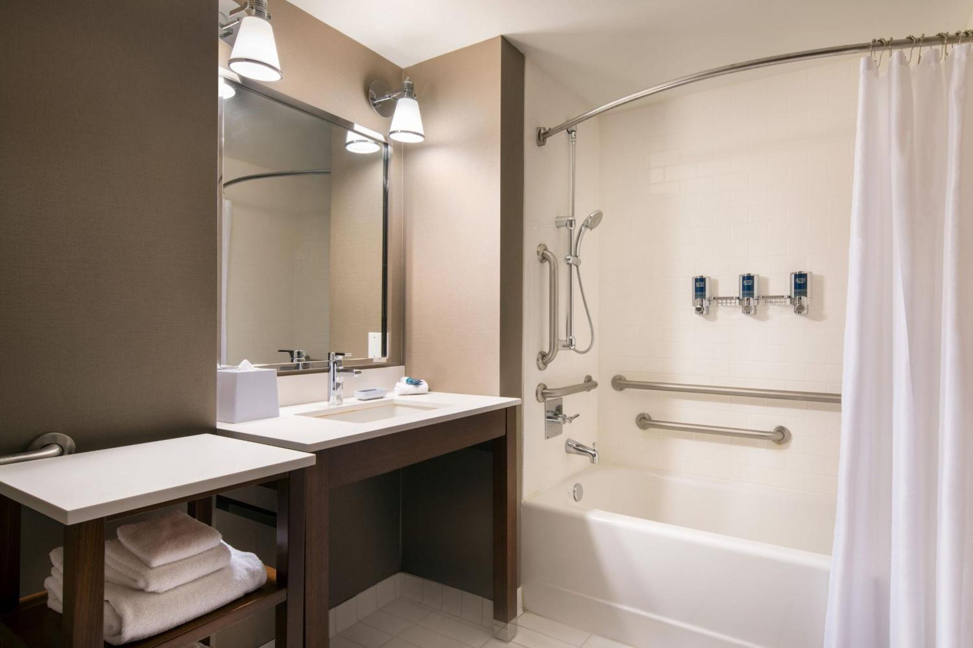 Hotel Four Points By Sheraton At Phoenix Gateway Airport 3*